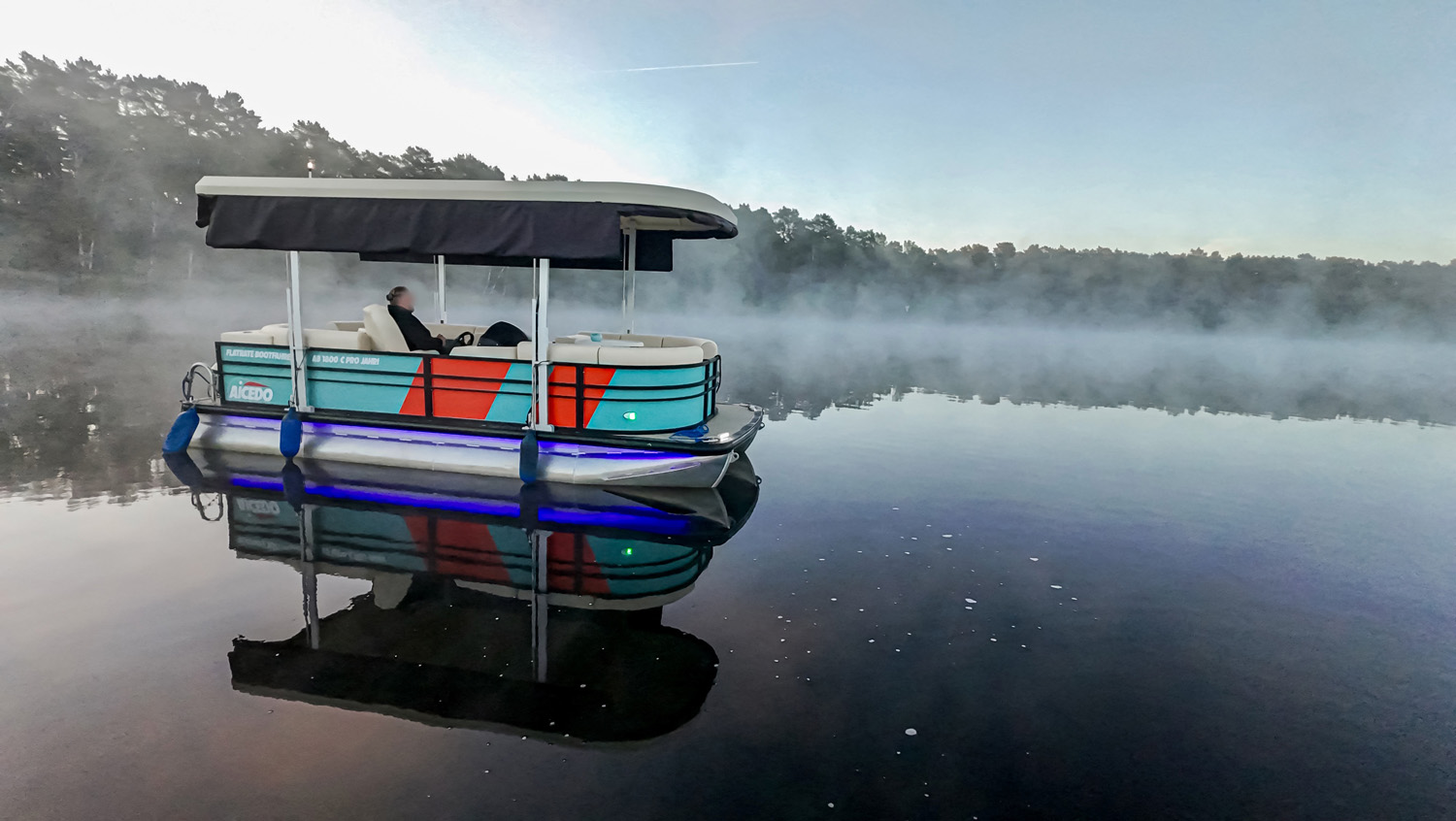 Pontoon im Morgennebel