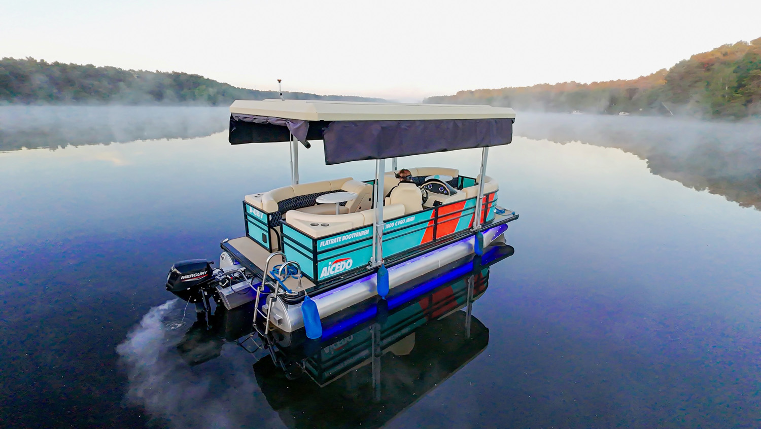 Pontoonboat auf dem See im Nebel