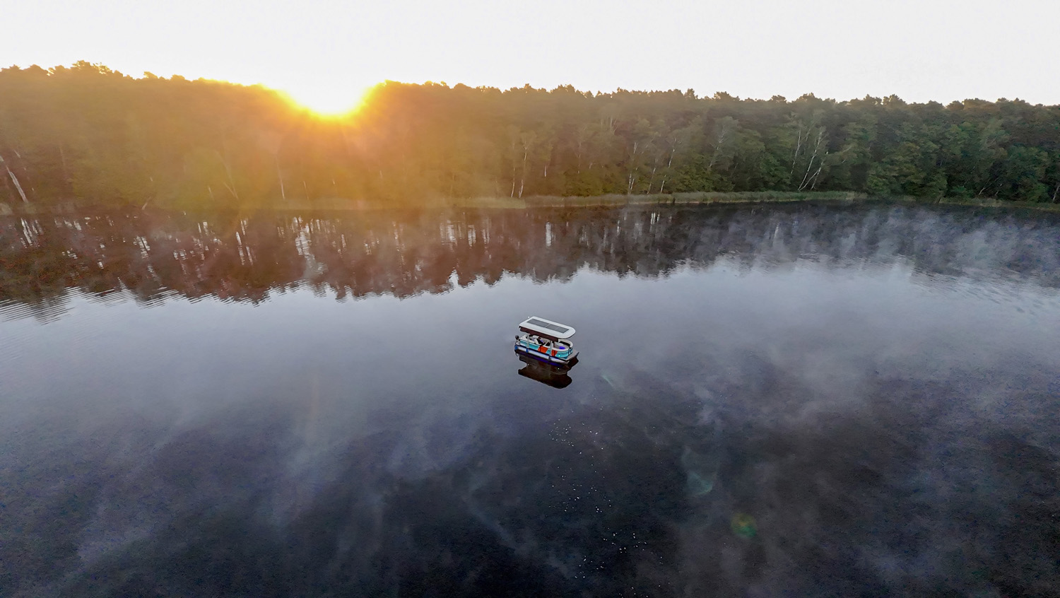 Sonnenaufgang über dem AiCEDO Boot